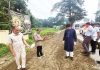 সড়কের কাজে বালুর বদলে মাটি, হাতেনাতে ধরলেন এমপি