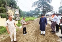 সড়কের কাজে বালুর বদলে মাটি, হাতেনাতে ধরলেন এমপি