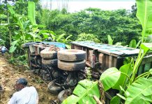 সওজের ডাম্প ট্রাক খাদে,সড়কের উন্নয়ন কাজ বন্ধ