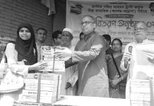 বাঁশখালীতে মাস্টার নজির আহমদ ট্রাস্টের বিনামূল্যে বই বিতরণ