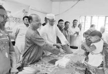 মোশাররফ হোসেন চৌধুরী কলেজ শিক্ষার্থীদের মাঝে শিক্ষা সামগ্রী বিতরণ
