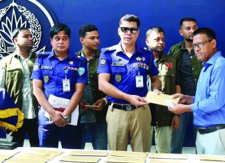 ১০৭টি মোবাইল ফোন উদ্ধার, মালিকের কাছে হস্তান্তর
