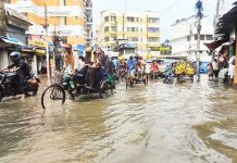 নগরে ২৫ মিনিটের ঝুম বৃষ্টি, কাপাসগোলা ও কাতালগঞ্জে জলজট