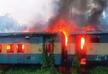 বাংলাবাজারে রেলের পরিত্যক্ত বগিতে আগুন