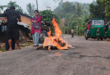 রাঙামাটিতে সড়কে আগুন জ্বালিয়ে বিক্ষোভ, খাগড়াছড়ির সঙ্গে বন্ধ যান চলাচল