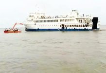 গুপ্তছড়া চ্যানেলে কাদায় আটকে গেল সি-ট্রাক