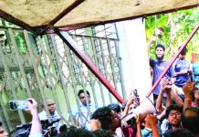তালা ভেঙে চুয়েটের দপ্তরে নতুন ভিসি, অবরুদ্ধ