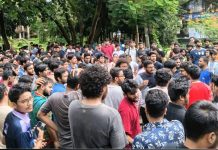 চুয়েটে ক্লাসে ফিরছেন শিক্ষক-শিক্ষার্থীরা, উপাচার্য পুনর্বহালের দাবিতে কর্মসূচি অব্যাহত