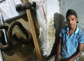 রাতের আধারে রেললাইনের ক্লিপ চুরি